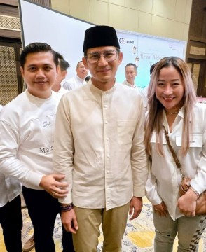 Dwi Hartono bersama istri, Andreana Wulandari dan Sandiaga Uno. (Instagram @klanhartono)